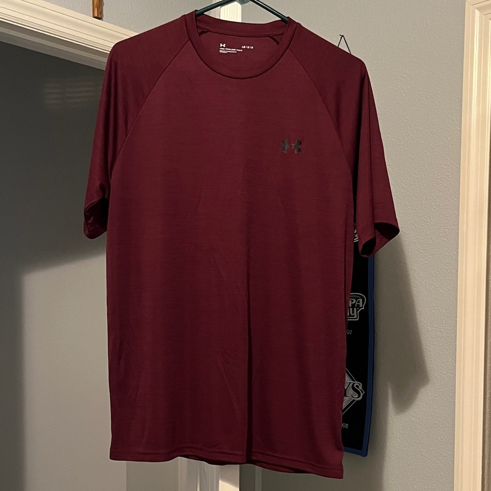 Under Armour Men's Maroon Short Sleeve Shirt